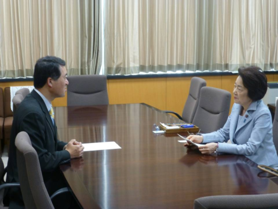 画像：大規模災害時におけるドクターヘリについて意見交換する山谷大臣と泉田委員長
